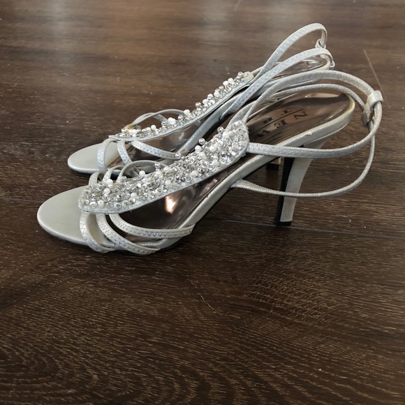 New York Transit Silver Heels | Size 5 - Picture 3 of 9